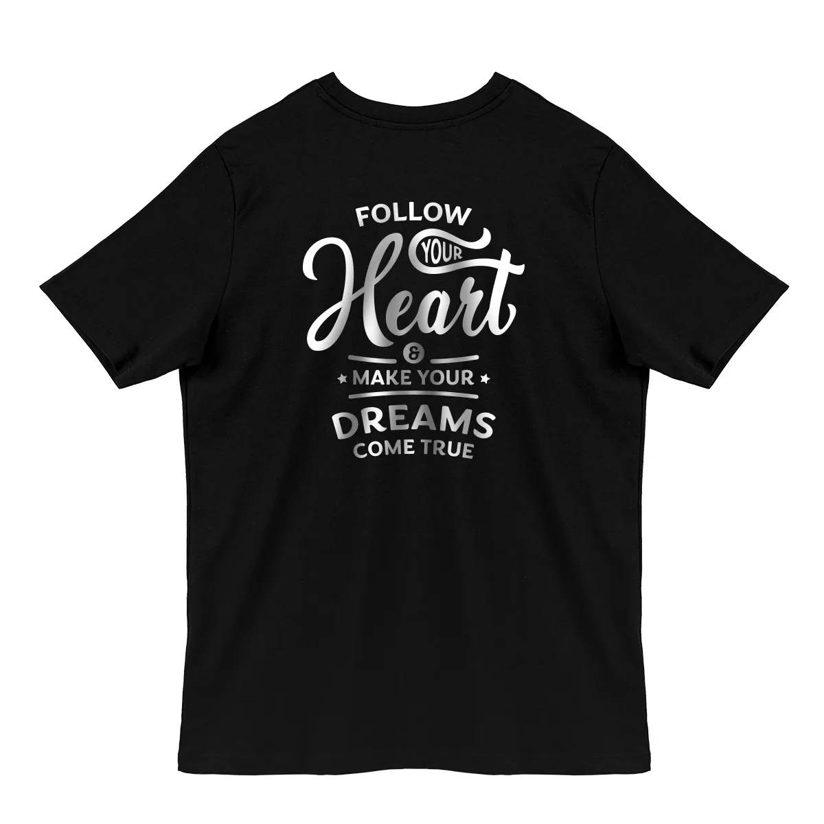 Imaginea unui tricou negru printat pe spate cu mesajul Follow Your Heart and Make Your Dreams Come True
